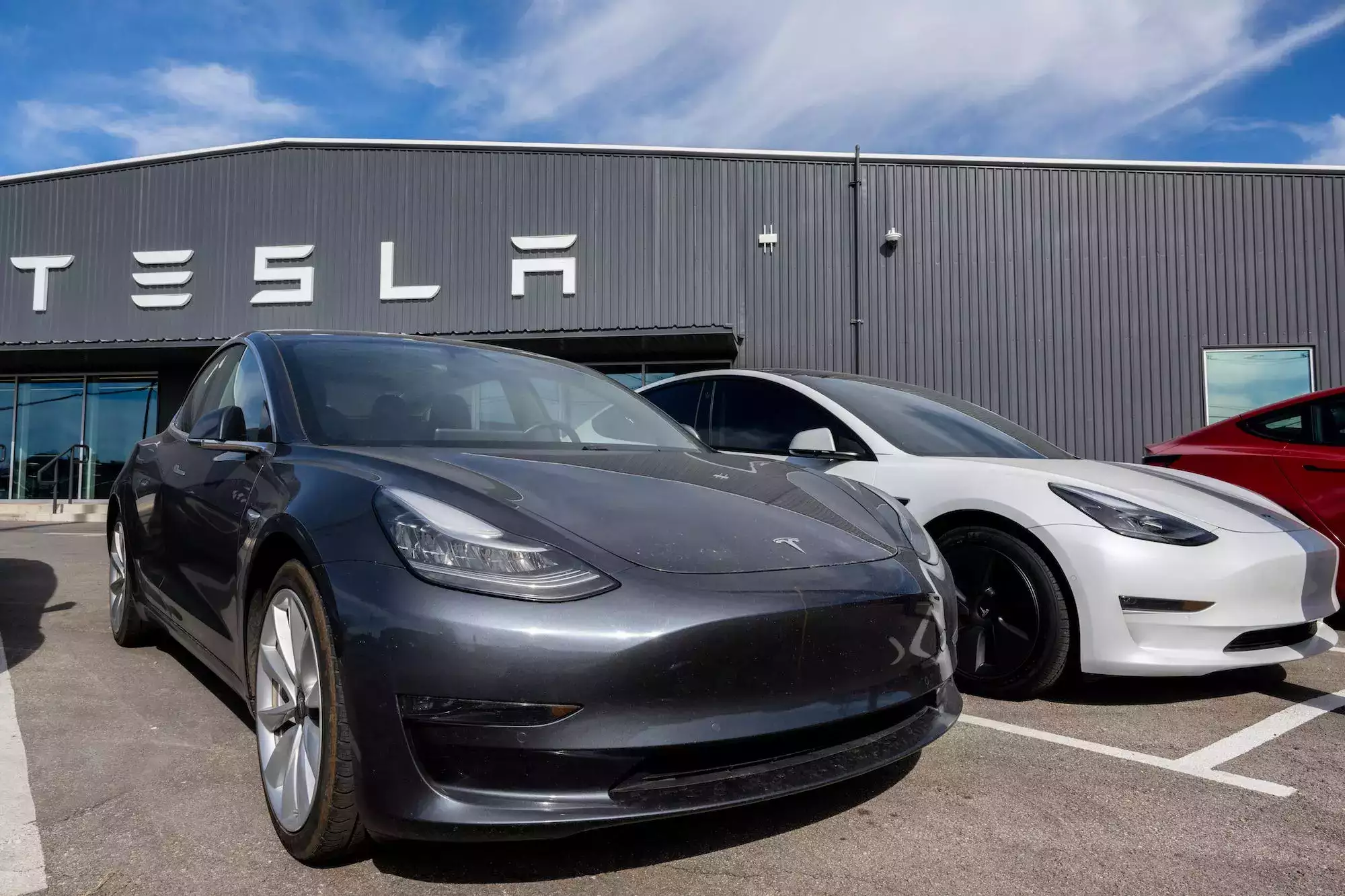Tesla Under Scrutiny NHTSA Deepens Probe into Power Steering Loss, Shares Dip
