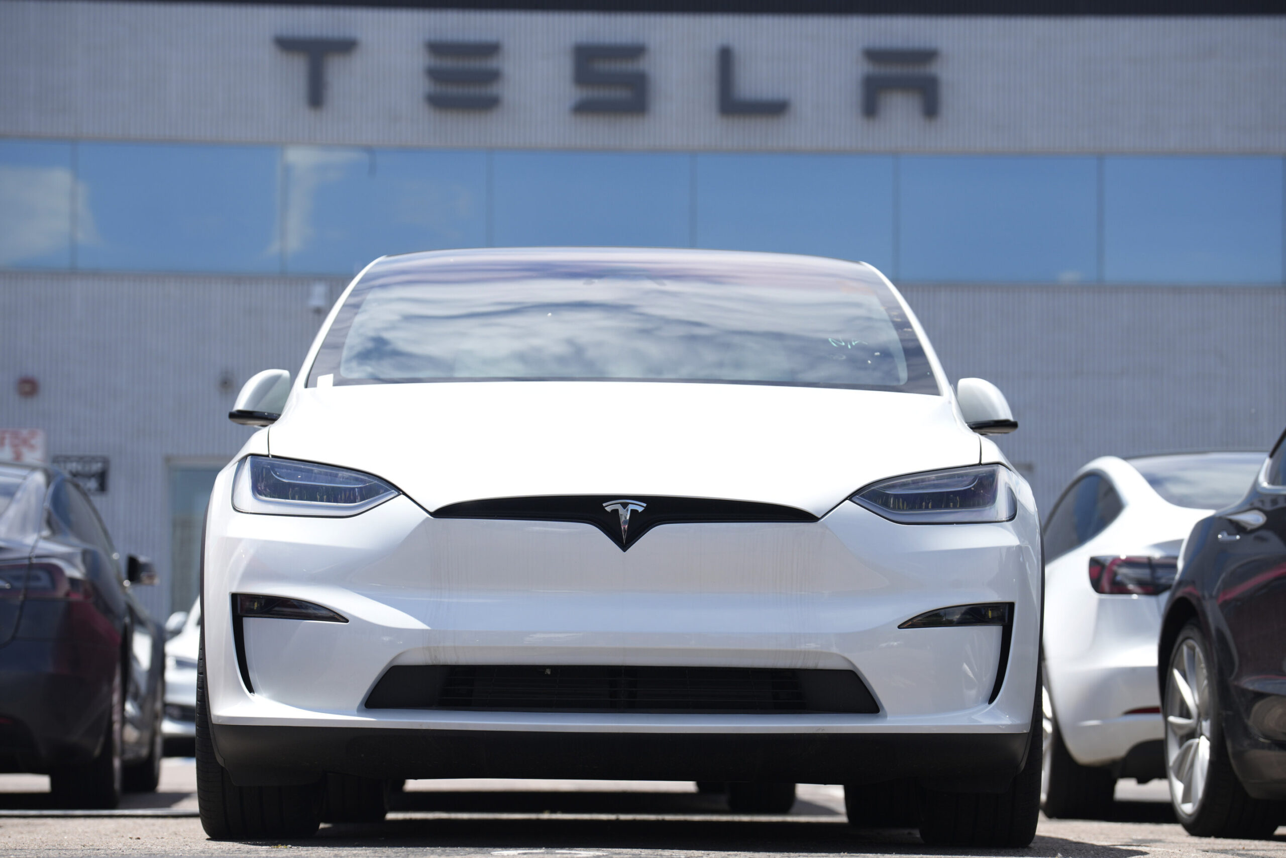 Tesla Reported 8.5% Lower Sales Than Last Year Despite Allowing Discount on It Best Selling Model