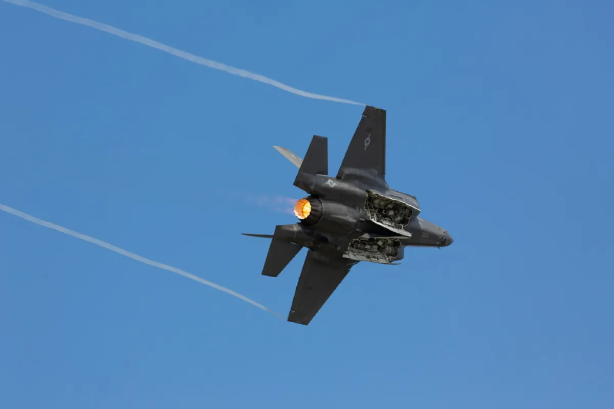 Daring Mid-Air Escape of a Pilot as a Military Jet F-35 Crashes Near Albuquerque Airport