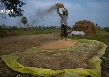 Farmers Hit Pause: How a Massive Solar Storm is Throwing Spring Planting into Disarray