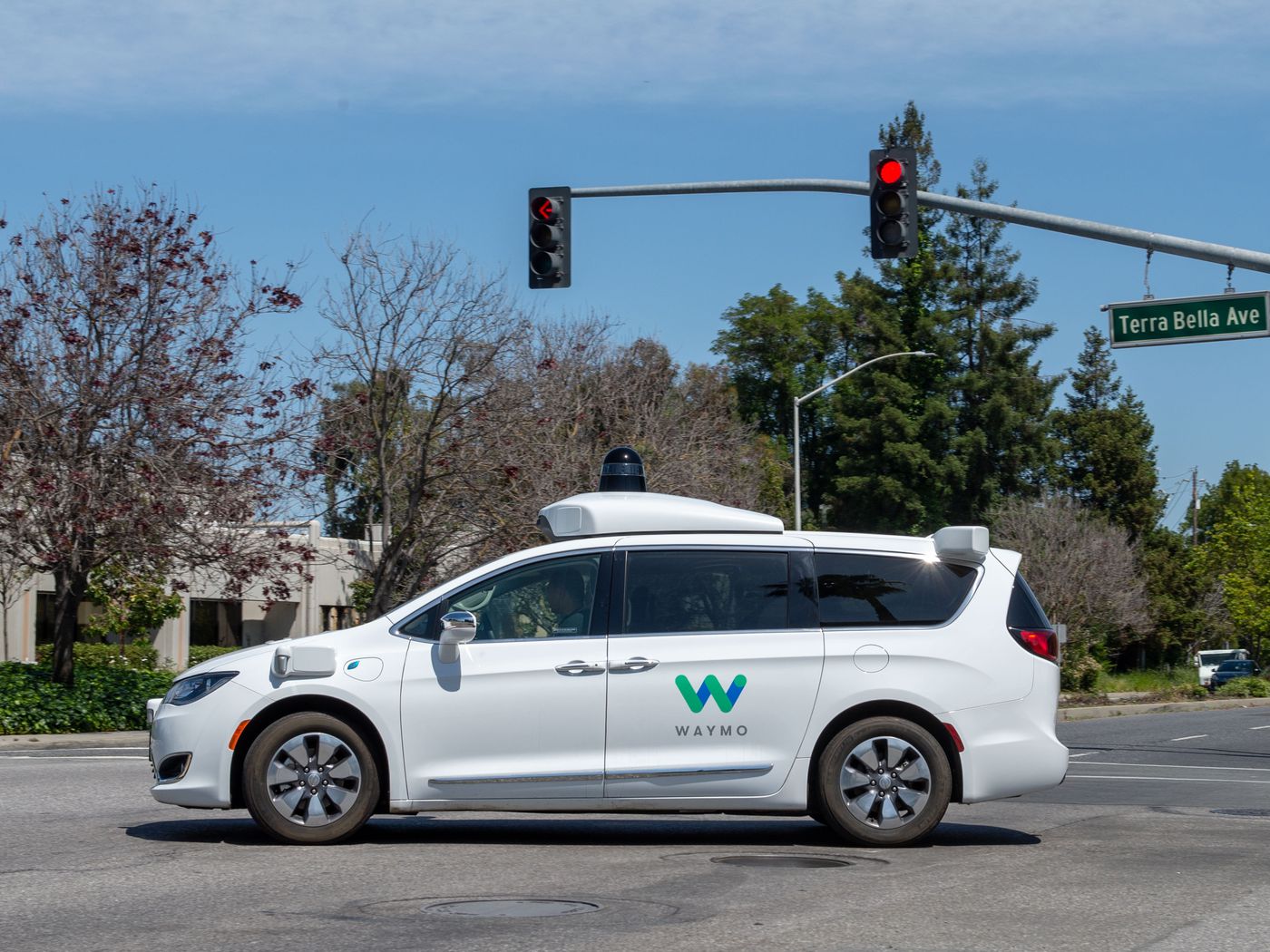 Meet the Future How Waymo's Self-Driving Taxis Are Changing Daily Commutes in Big Cities---