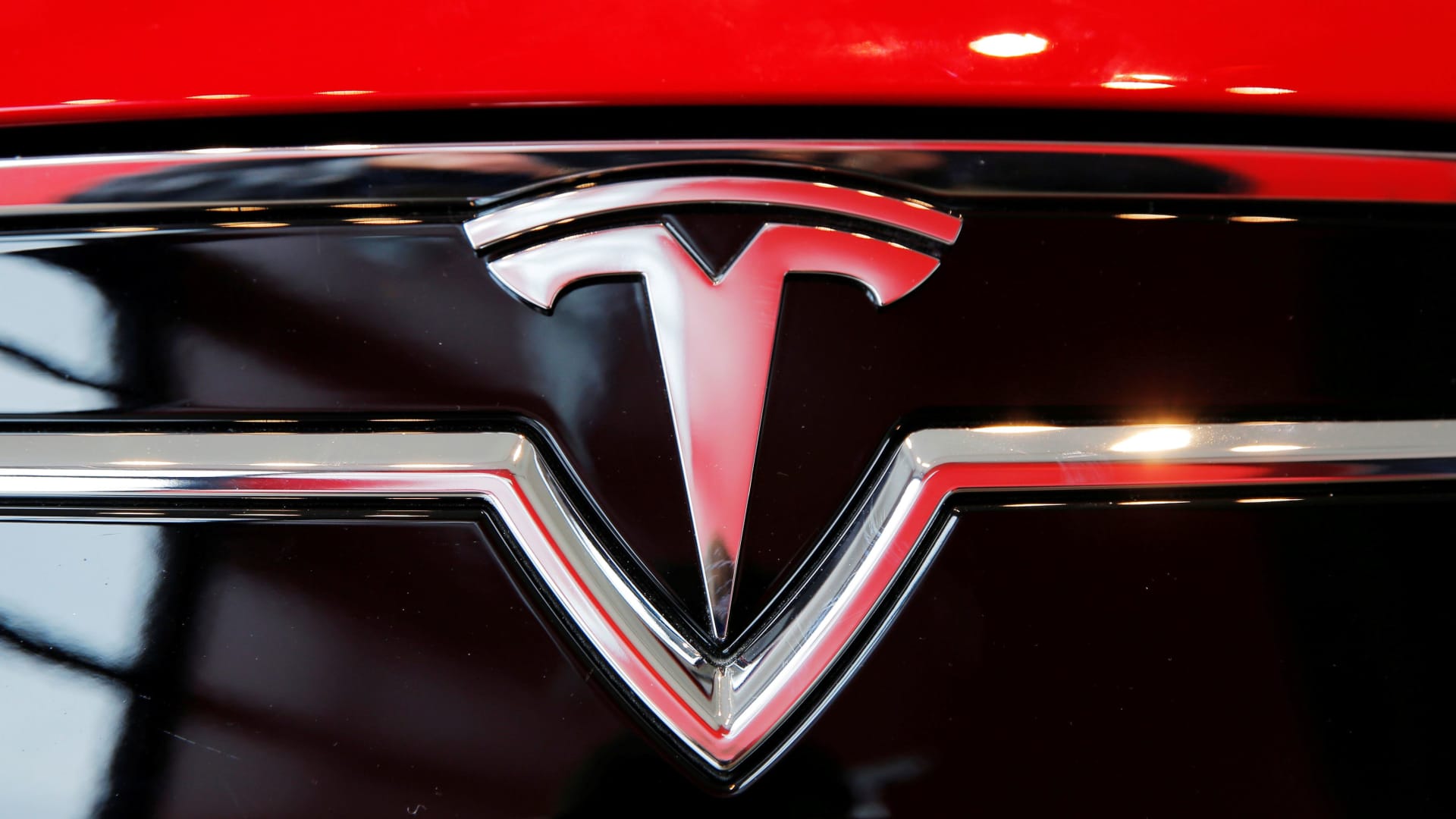 Tesla Takes a New Turn: Dropping Big Goals for a Future with Driverless Cars