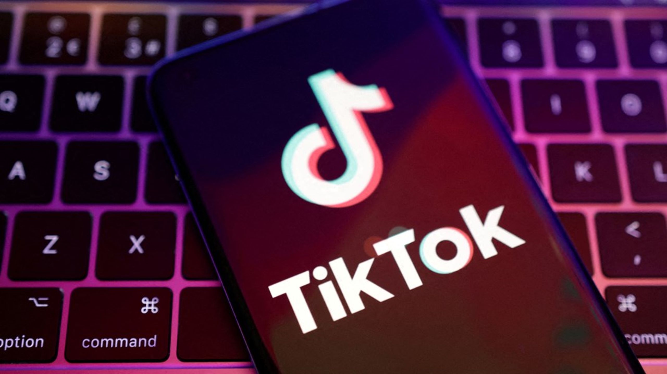 TikTok's High-Stakes Buyout A $100 Billion Gamble Without Its Core Algorithm