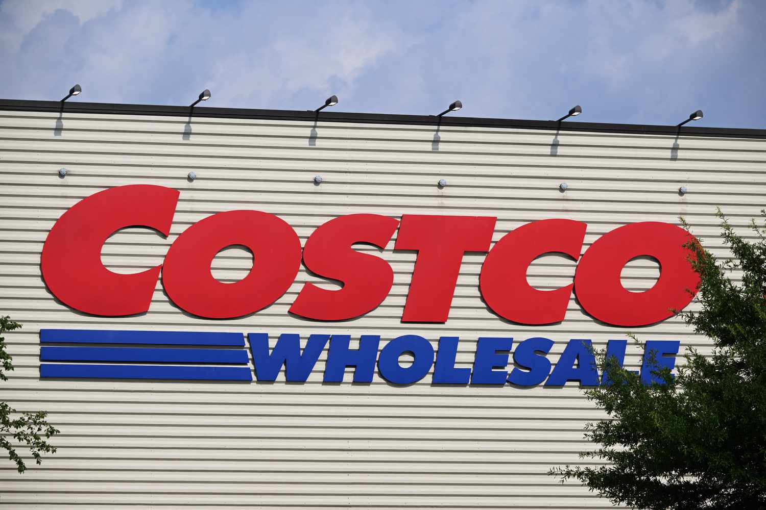 Costco Sets New Record: Low Prices Drive Surprising Sales Boost Amid Economic Ups and Downs