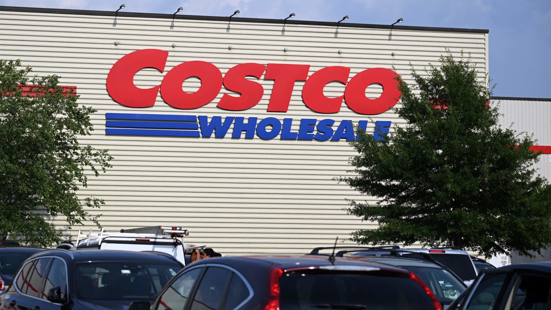 Costco Sets New Record: Low Prices Drive Surprising Sales Boost Amid Economic Ups and Downs