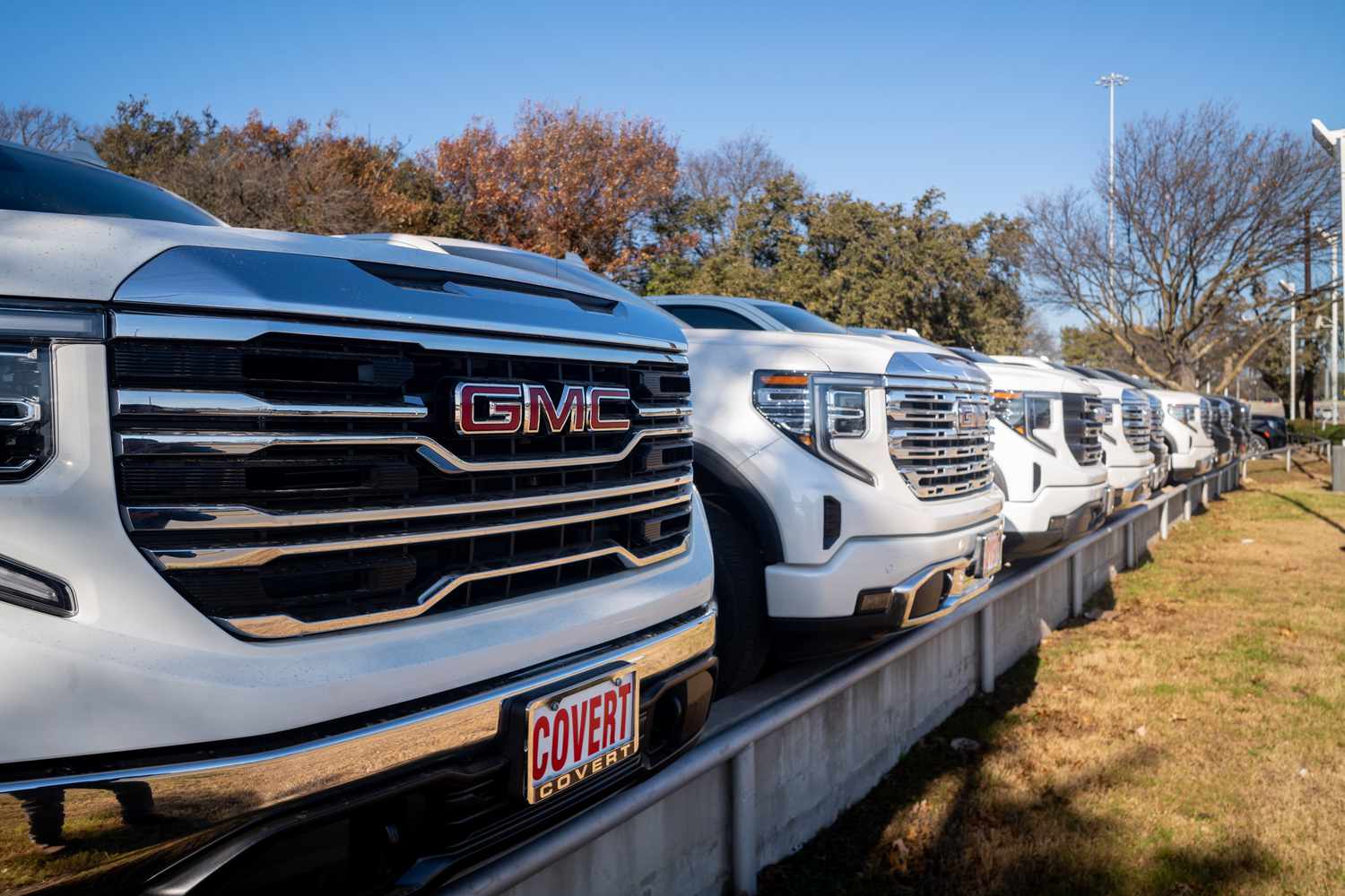 General Motors Adjusts Strategy Amid EV Challenges and Strengthens Shareholder Returns