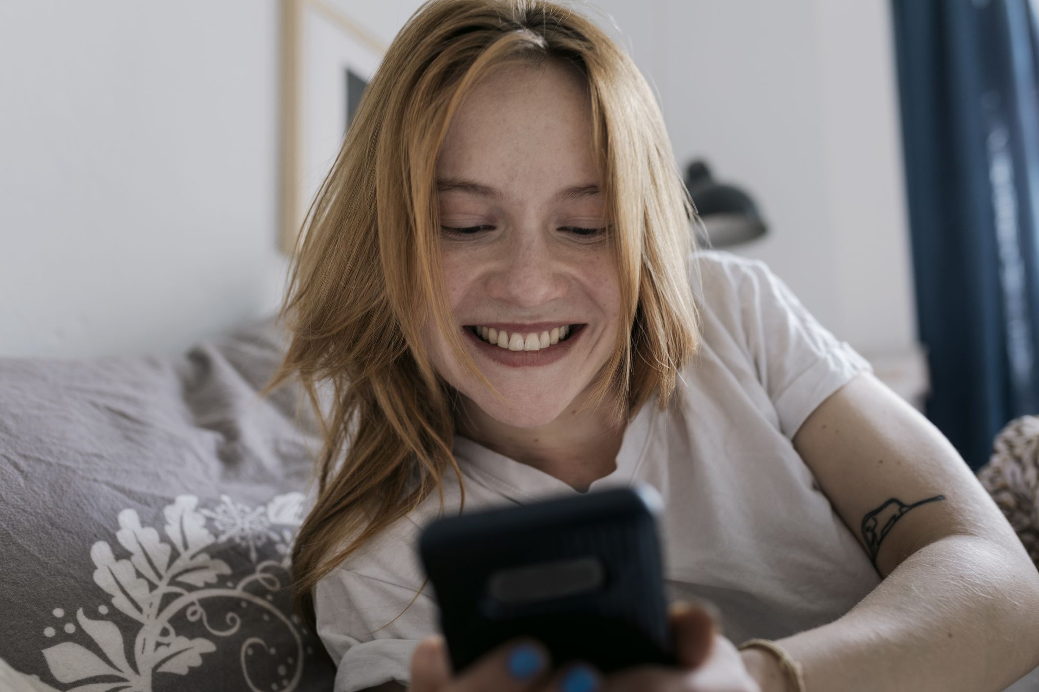 Slow to Reply? What Late Text Responses Really Signal in Modern Love Games