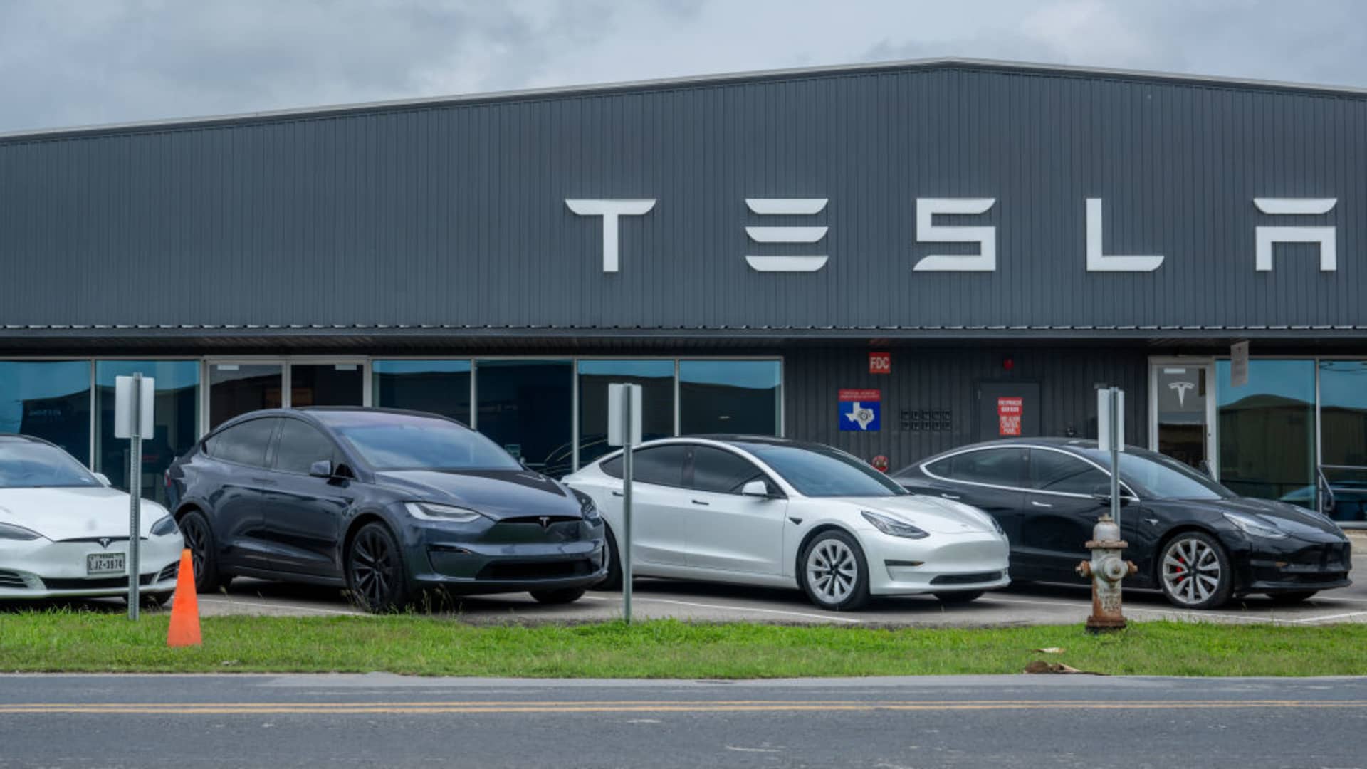Tesla Trims Jobs: Over 300 New Yorkers to Face Layoffs as EV Giant Adjusts to Market Shifts