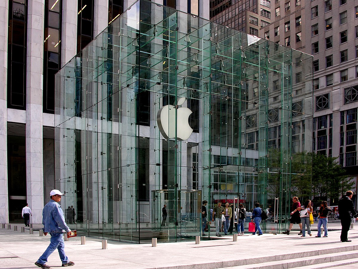 Apple Fifth Avenue Store Lights Up with Exciting Colors for the Big