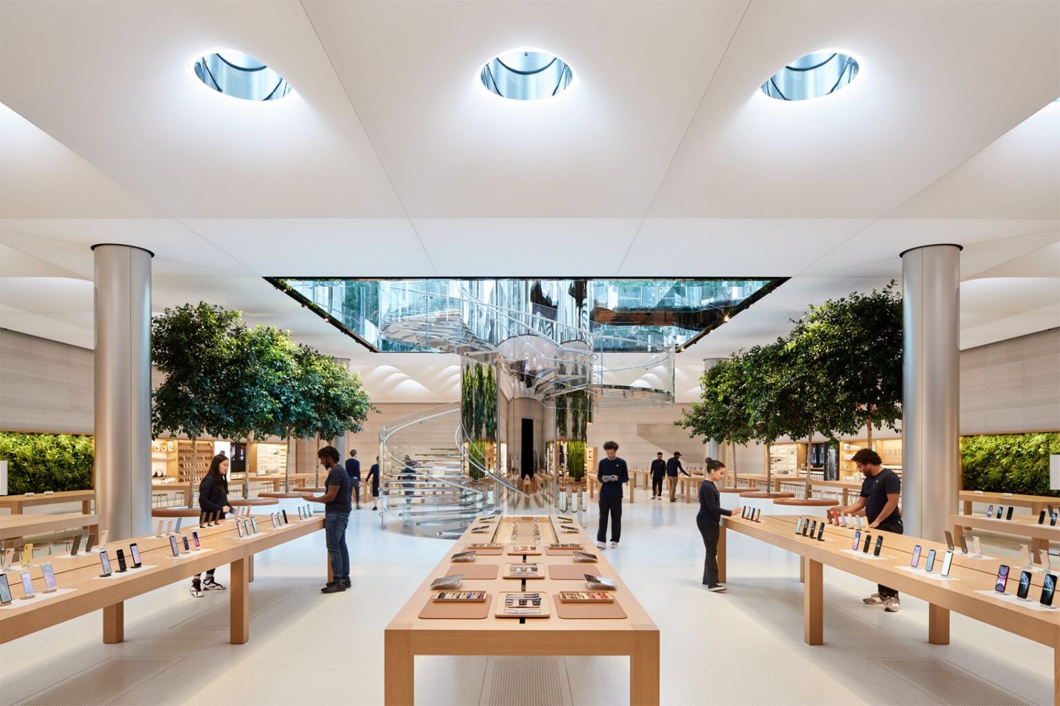 Apple Fifth Avenue Store Lights Up with Exciting Colors for the Big