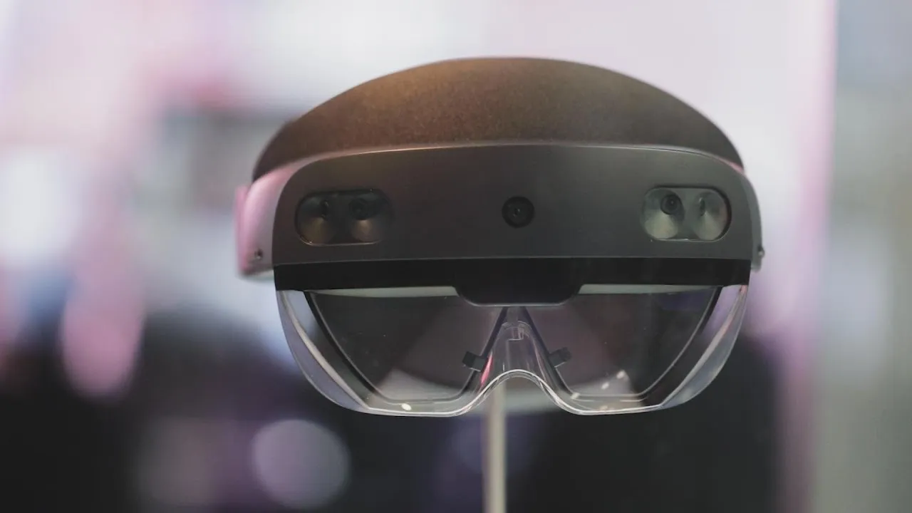 Microsoft Quietly Discontinues HoloLens 2 What’s Next for Augmented Reality-