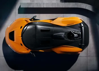 Watch How the McLaren W1 Hypercar Instantly Transforms From Road Car to Race Beast in Just Seconds