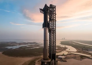 Watch SpaceX's Latest Launch Super Heavy Rocket Nails a Mid-Air Catch Back at Texas Base