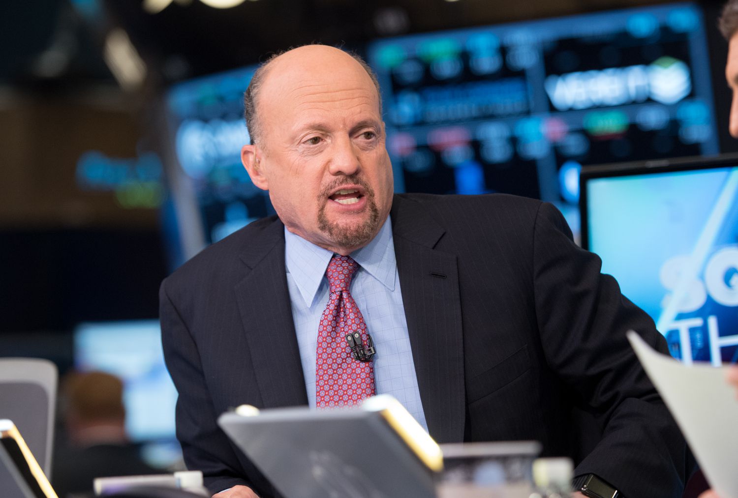 Why Jim Cramer Says Ignoring the Buzz on Amazon and Apple Stock Drops is Smart Investing-