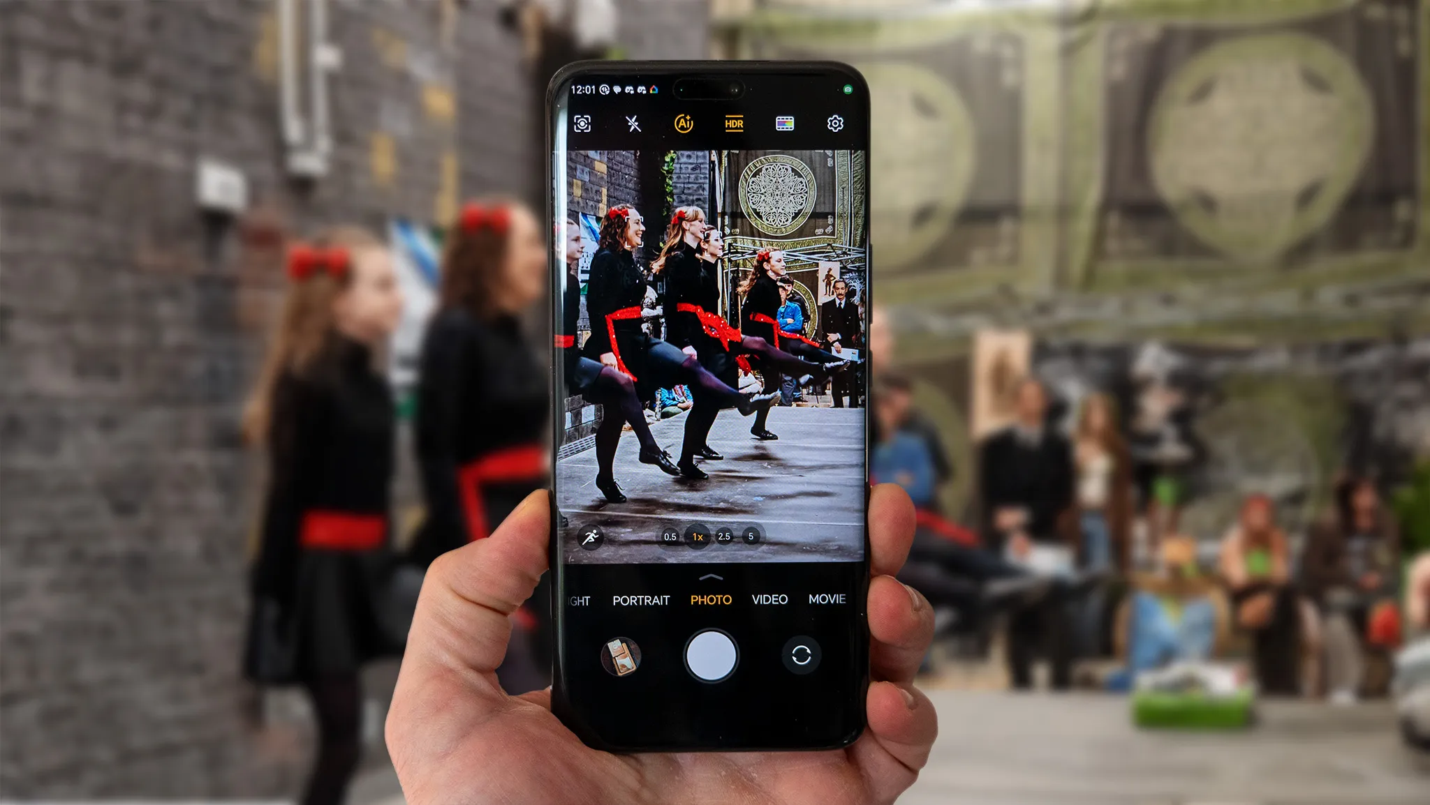 How AI is Reshaping Smartphone Photography in 2024 The Debate Over Camera Authenticity and Tech Trends---