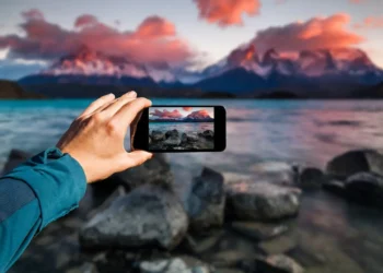 How AI is Reshaping Smartphone Photography in 2024 The Debate Over Camera Authenticity and Tech Trends