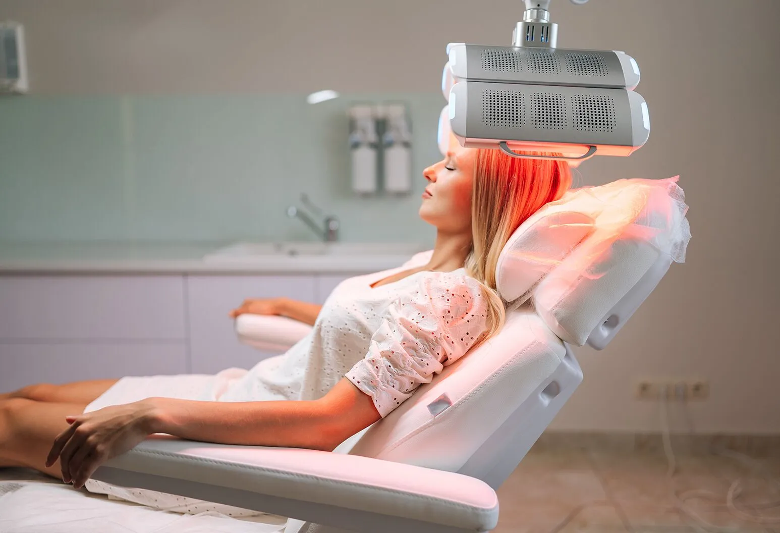 How Celebs Stay Youthful Unveiling the Secrets of Red Light Therapy and Its Surprising Benefits---