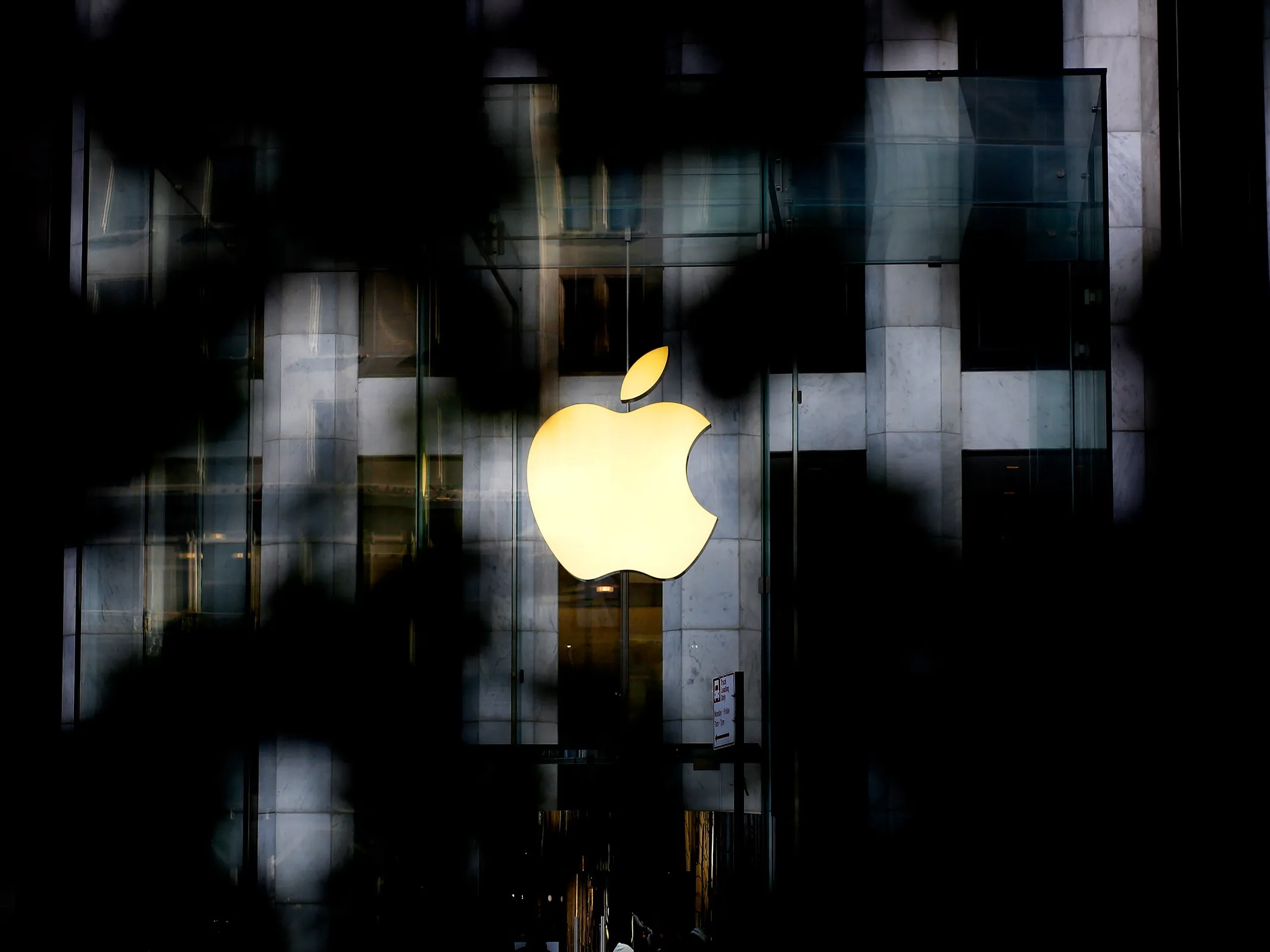 Apple's Big Oops How the Tech Giant's New AI Botched News and Left Fans Questioning Trust----