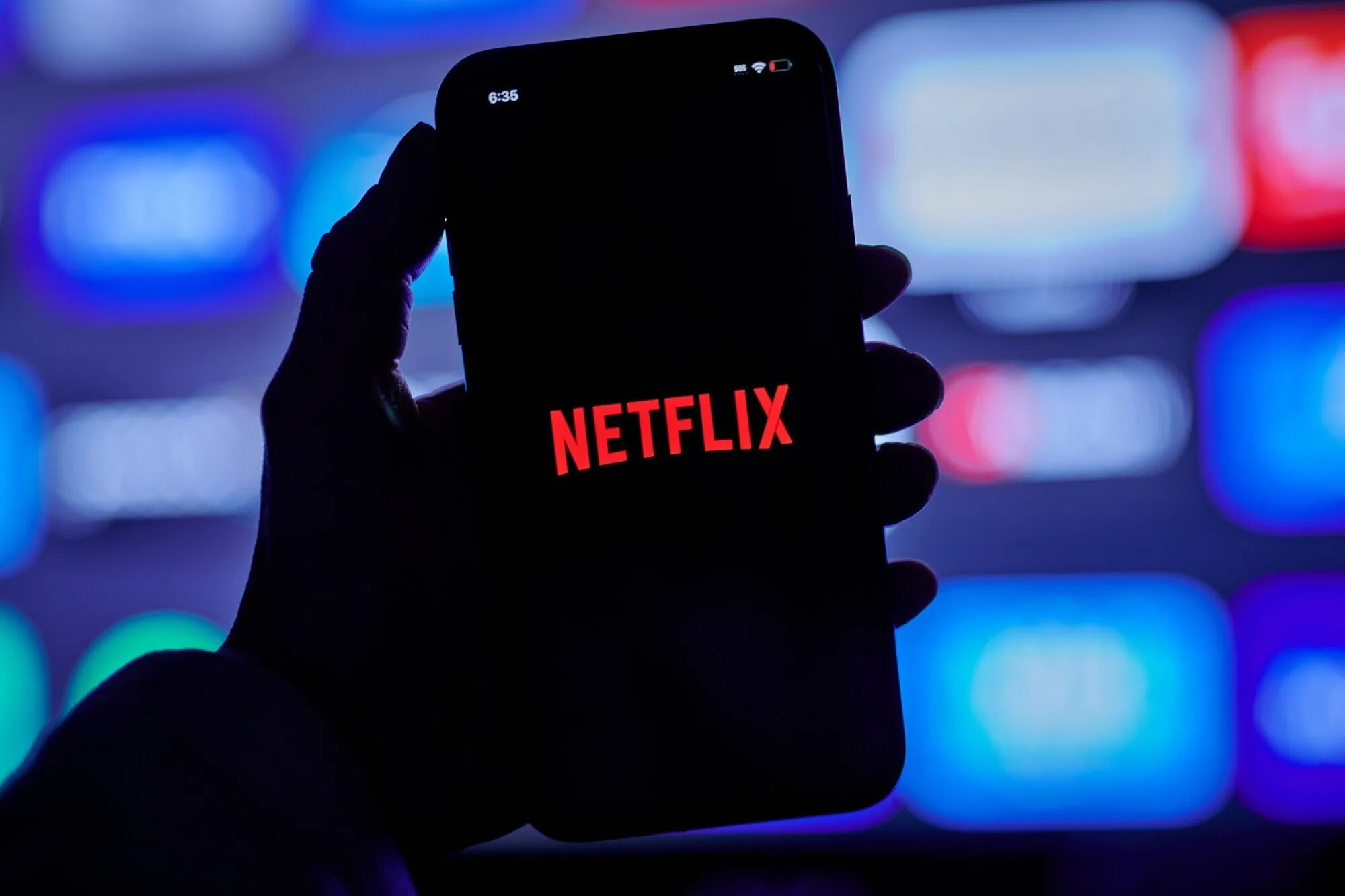 New Netflix Update Lets You Download Whole TV Seasons in One Click on iPhones Perfect for Travelers and Commuters-