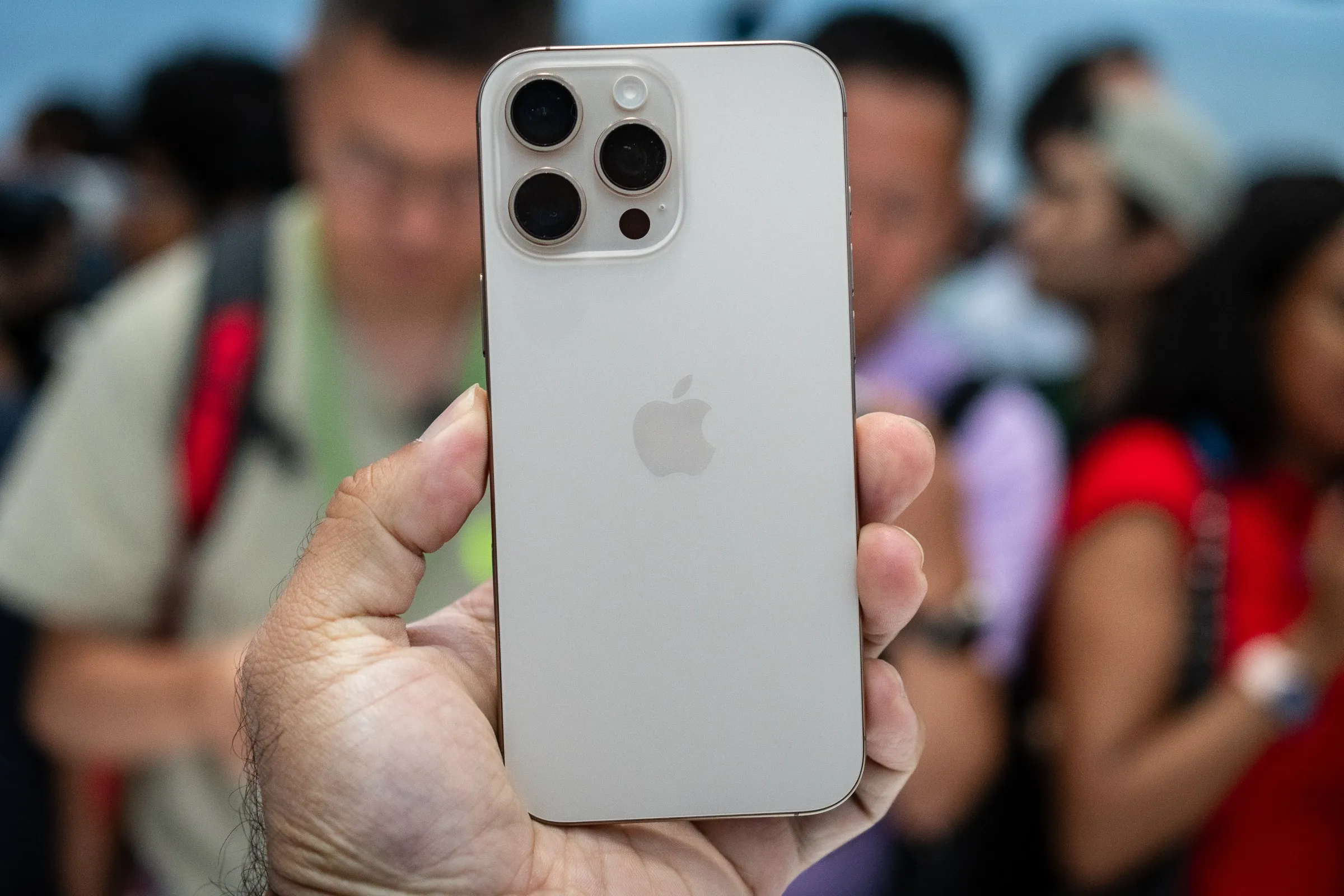 New iPhone Update Links with SpaceX Starlink, Shaking Up Satellite Phone Markets------