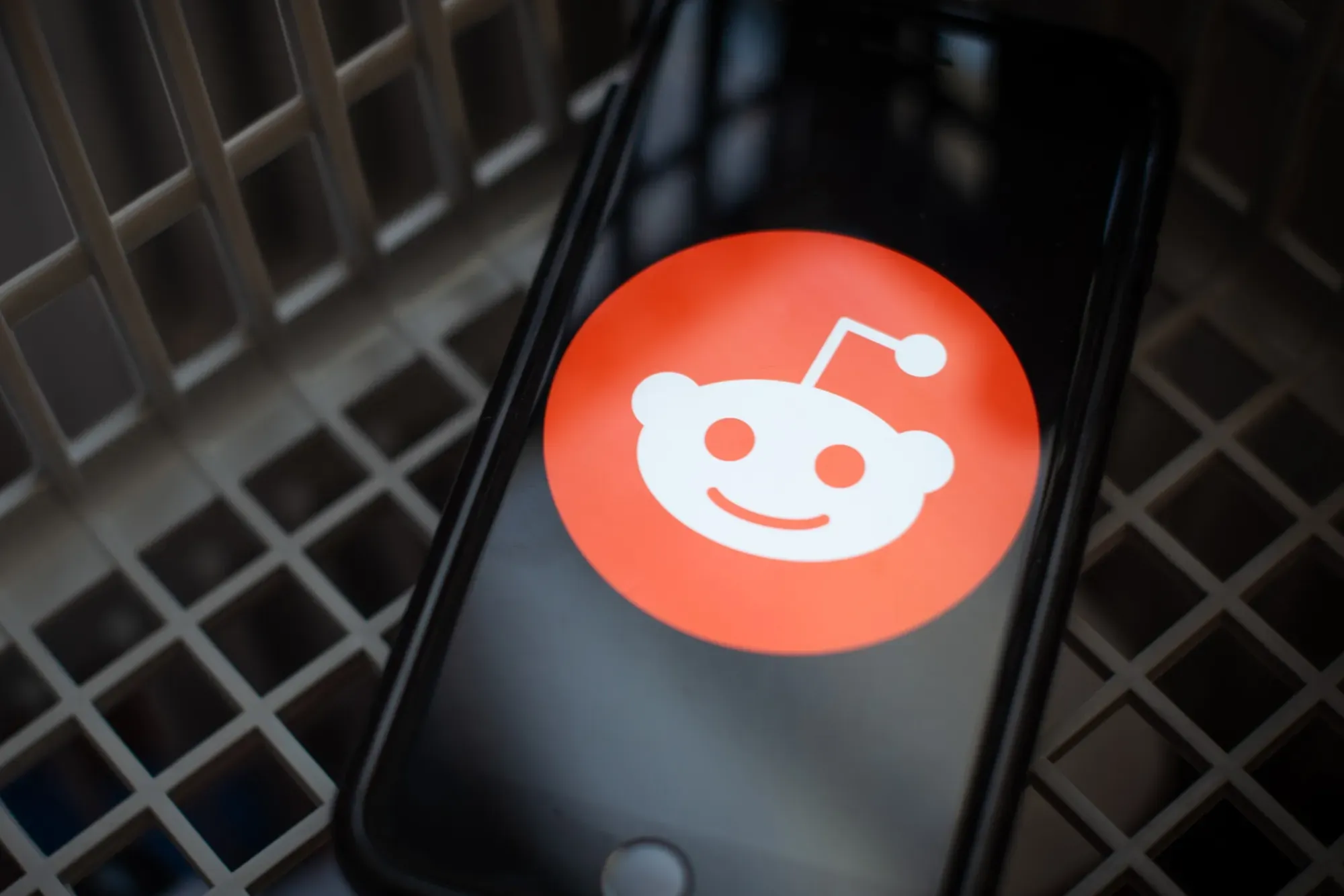 Big Changes Ahead Reddit Plans to Charge for Exclusive Content by 2025, Aiming to Boost Earnings and Enhance User Experience---