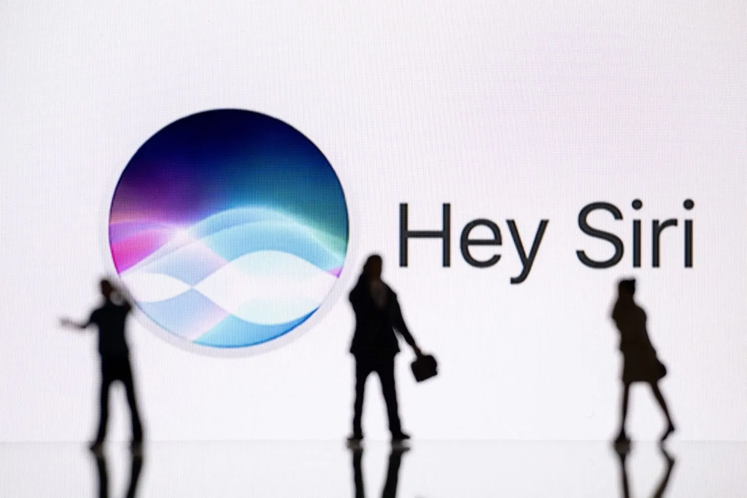 Apple Faces Backlash: New Siri Updates Delayed, Fans and Stocks Take a Hit